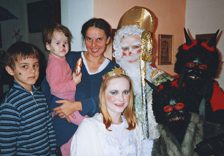 B�l�, �ern� a �lov�k mezi n�ma.